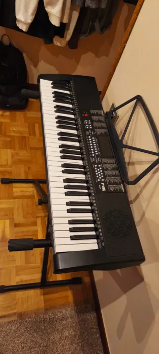 Piano eléctrico con soporte