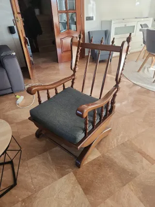 Sillón de madera sin cojines