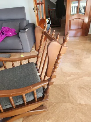 Sillón de madera sin cojines