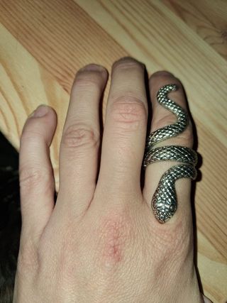 Anello a forma di serpente