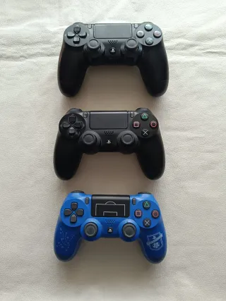 PS4 (PlayStation 4) con 3 mandos