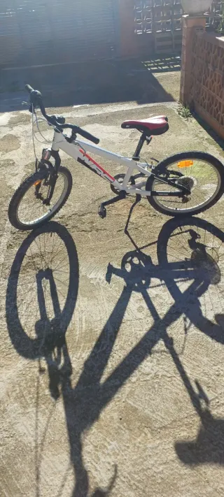 Bicicleta infantil blanca y roja