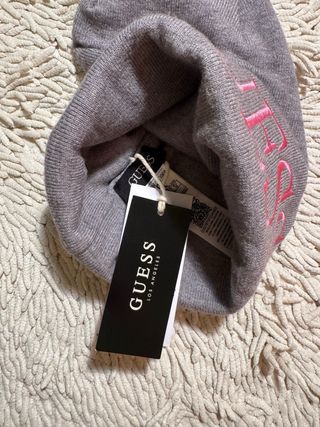 Gorro de GUESS nuevo con etiqueta