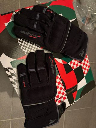 Casco SHIRO  y Guantes seventy