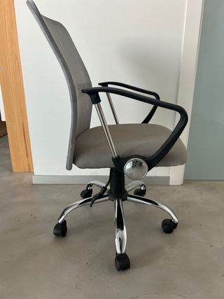 Silla de oficina ergonómica gris