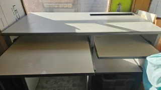 Escritorio gris y blanco