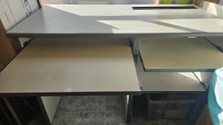 Escritorio gris y blanco