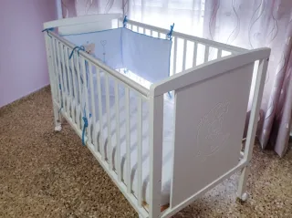 Cuna de bebé blanca