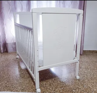 Cuna de bebé blanca