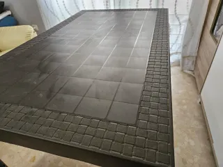 MESA DE TERRAZA MARRON CHOCOLATE.