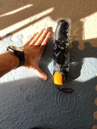 Paraguas compacto negro y naranja