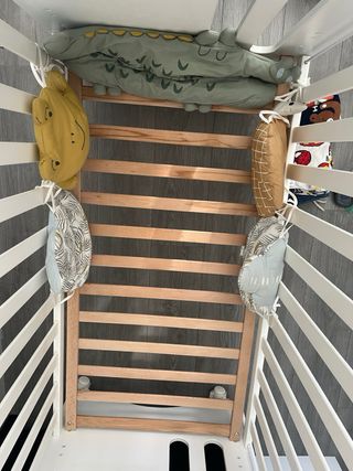 Cuna de bebé blanca con osito