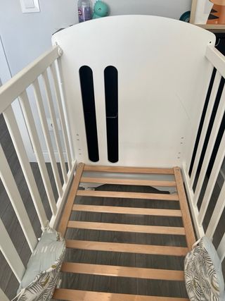 Cuna de bebé blanca con osito