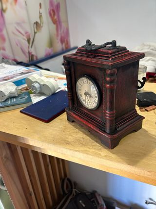 Reloj de mesa antiguo decorativo