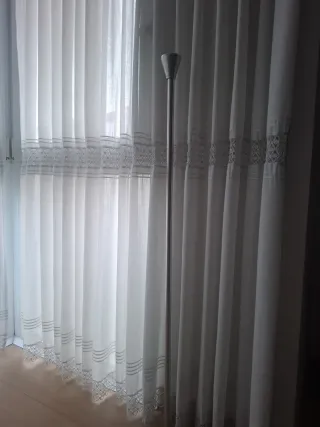 Barra de cortina plateada y blanca