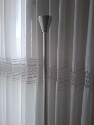 Barra de cortina plateada y blanca