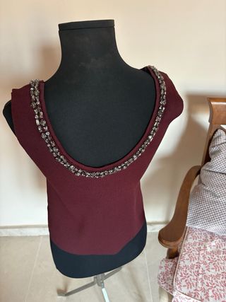 Top burdeos con pedrería