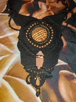 Collar macramé negro con piedra central