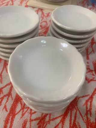 Platillos blancos de cerámica