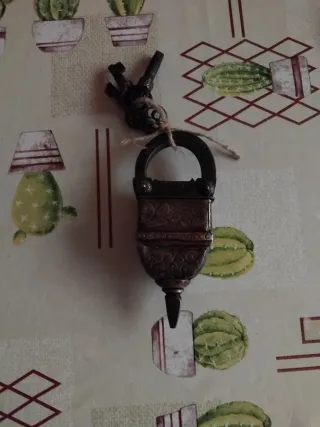 Antiguo candado S. XVIII con 4 llaves