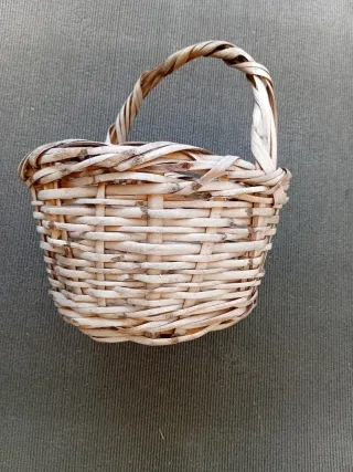 Canasto de mimbre con asa