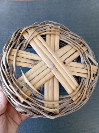 Canasto de mimbre con asa