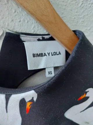 Vestido negro con cisnes blancos