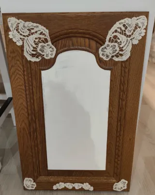 Perchero madera restaurado con encaje