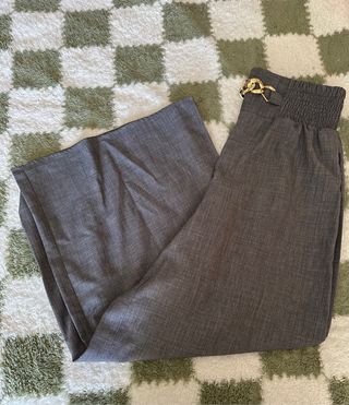 Pantalón acampanado elegante gris