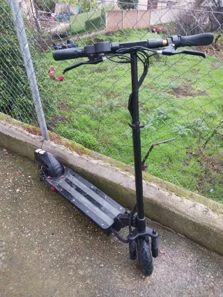 Patinete eléctrico negro