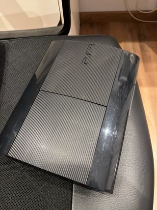 PS3 500GB + 2 Mandos + LAST OF US SIN DESPRECINTAR