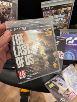 PS3 500GB + 2 Mandos + LAST OF US SIN DESPRECINTAR