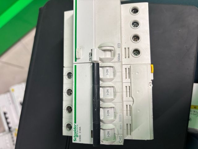 Protector combinado de sobretensiones Schneider El