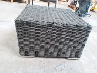 Tavolo in rattan grigio