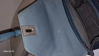 Bolso azul y verde con textura