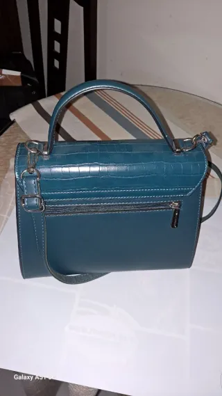 Bolso azul y verde con textura