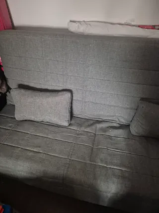 Sofá cama gris de tela