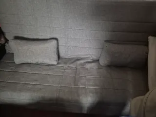 Sofá cama gris de tela