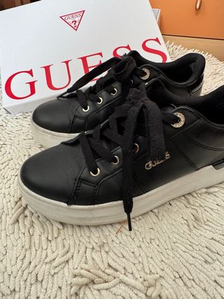 Espléndidos zapatos de GUESS