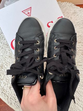 Espléndidos zapatos de GUESS
