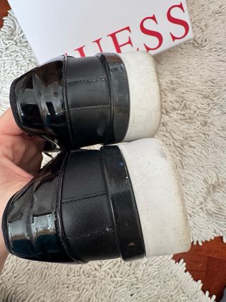 Espléndidos zapatos de GUESS