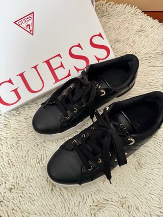 Espléndidos zapatos de GUESS