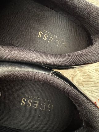 Espléndidos zapatos de GUESS