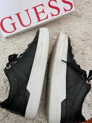 Espléndidos zapatos de GUESS