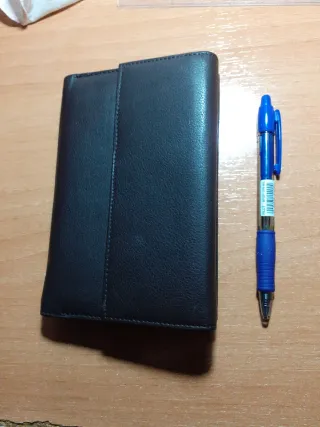 Cartera de mujer negra con hebillas Adapell