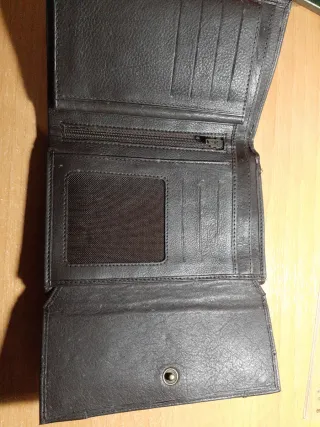 Cartera de mujer negra con hebillas Adapell