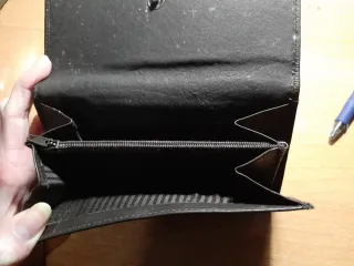 Cartera de mujer negra con hebillas Adapell