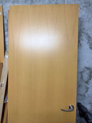 Puerta de madera con marco