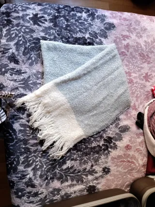 Bufanda celeste y blanca con flecos