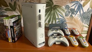 Xbox 360 con 2 mandos y varios juegos